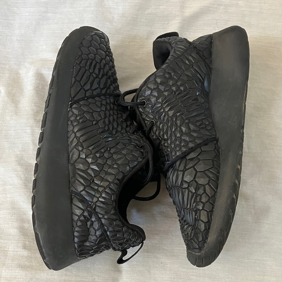 Nike 6 1/2 Women’s Roshe one triple Black Textured Sneakers - Picture 8 of 14